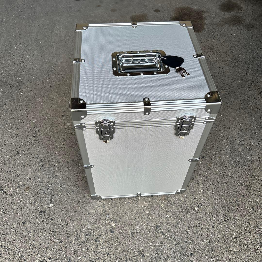 アルミ製シルバーケース 鍵付き　ポータブルアンプ用