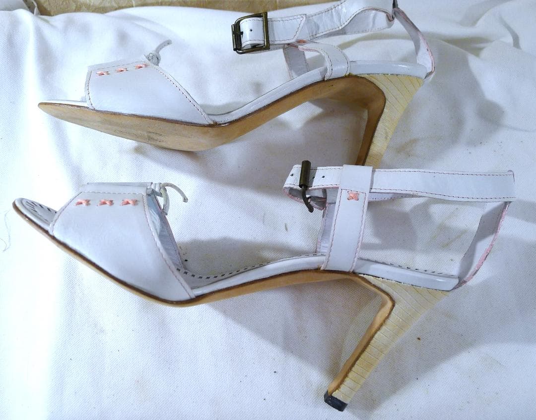 【マノロブラニク】ホワイト＆PINKカラーミュールパンプス美品 23㎝