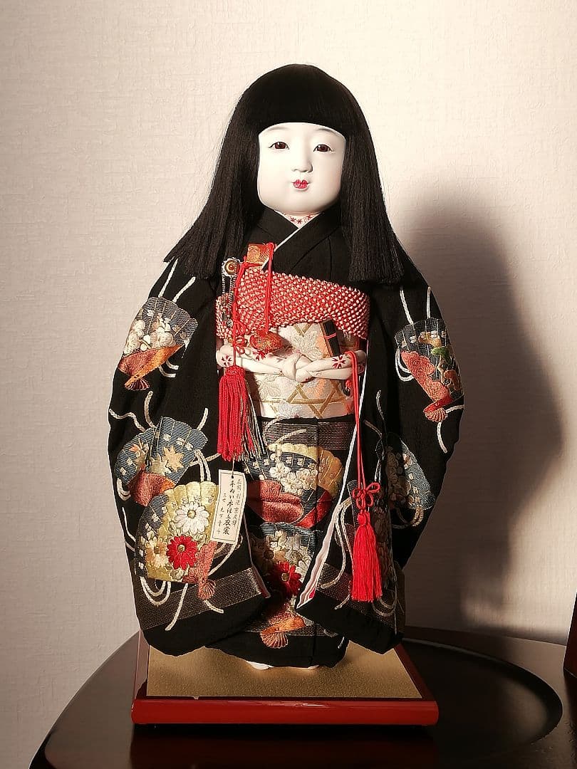 値下げ実施!「希少品」手刺繍　市松人形 　黒い衣装 扇子刺繍