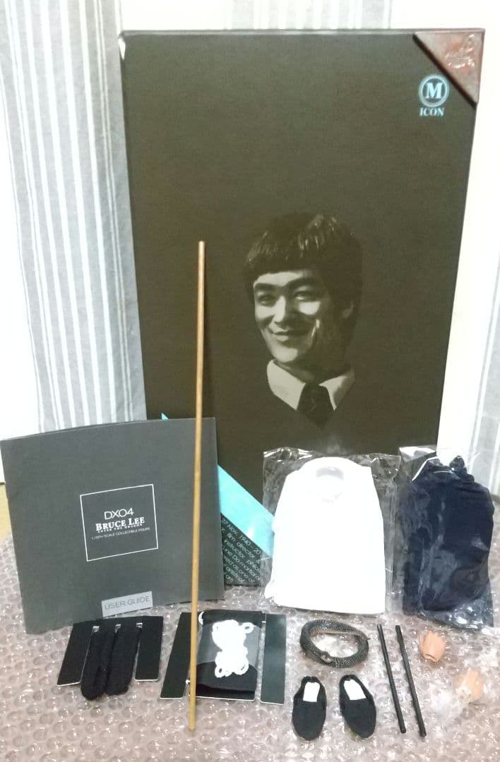 最終値下げ！限定品　HOT TOYS　ブルース・リー 　スーツ　燃えよドラゴン