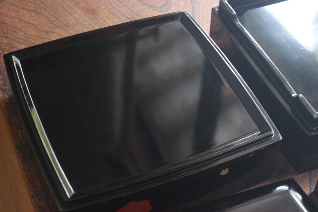 デッドストック！上質内朱黒漆に優美な紅白梅蒔絵の映える三段重（検重箱お重