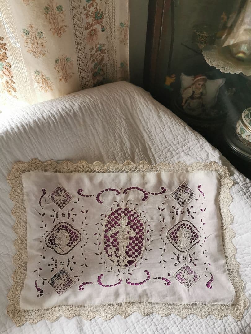 アンティークポワンドヴェニス 騎士と犬 ブラーノレース 中綿フィリング付きケース