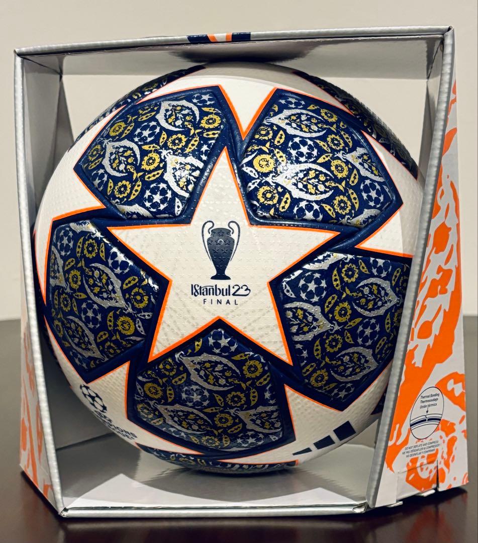 アディダス　サッカーボール　公式球　5号球