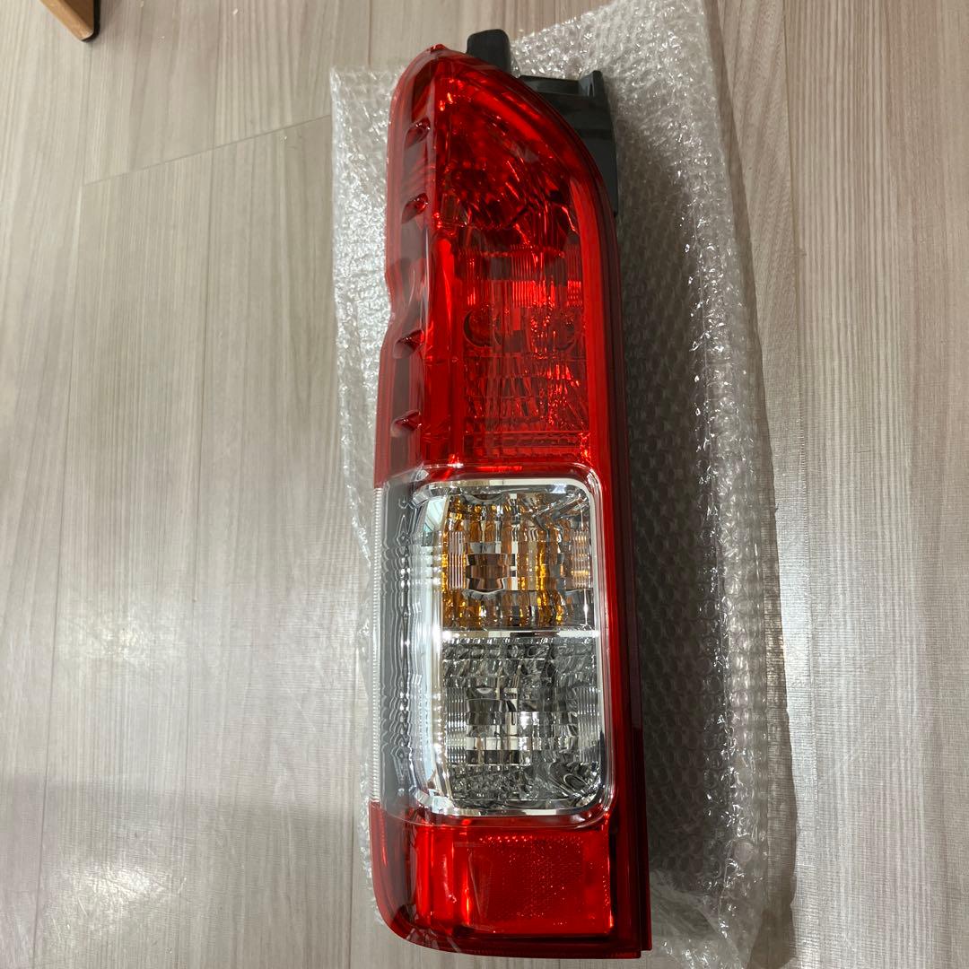 トヨタ200系ハイエース純正テールランプ　左　A045053