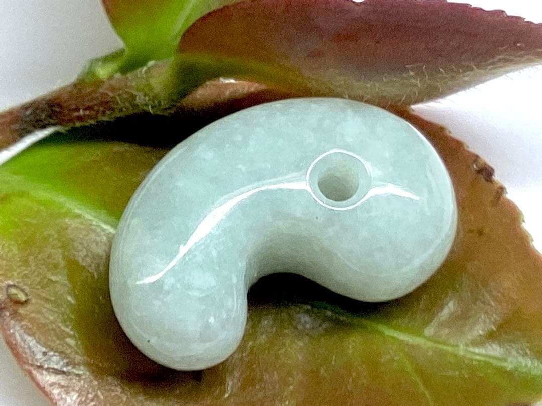 ✳高価なアイスジェイド**氷肌　糸魚川翡翠勾玉　本物の守護石をお身近に　鑑別書付