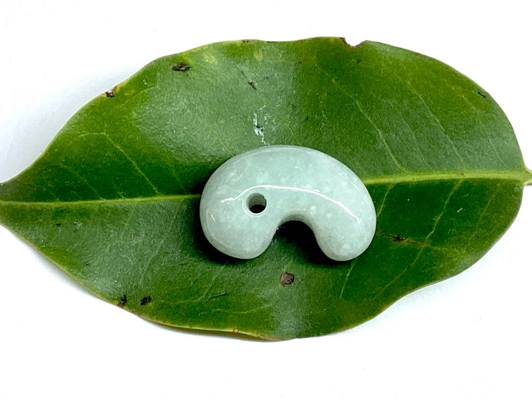 ✳高価なアイスジェイド**氷肌　糸魚川翡翠勾玉　本物の守護石をお身近に　鑑別書付