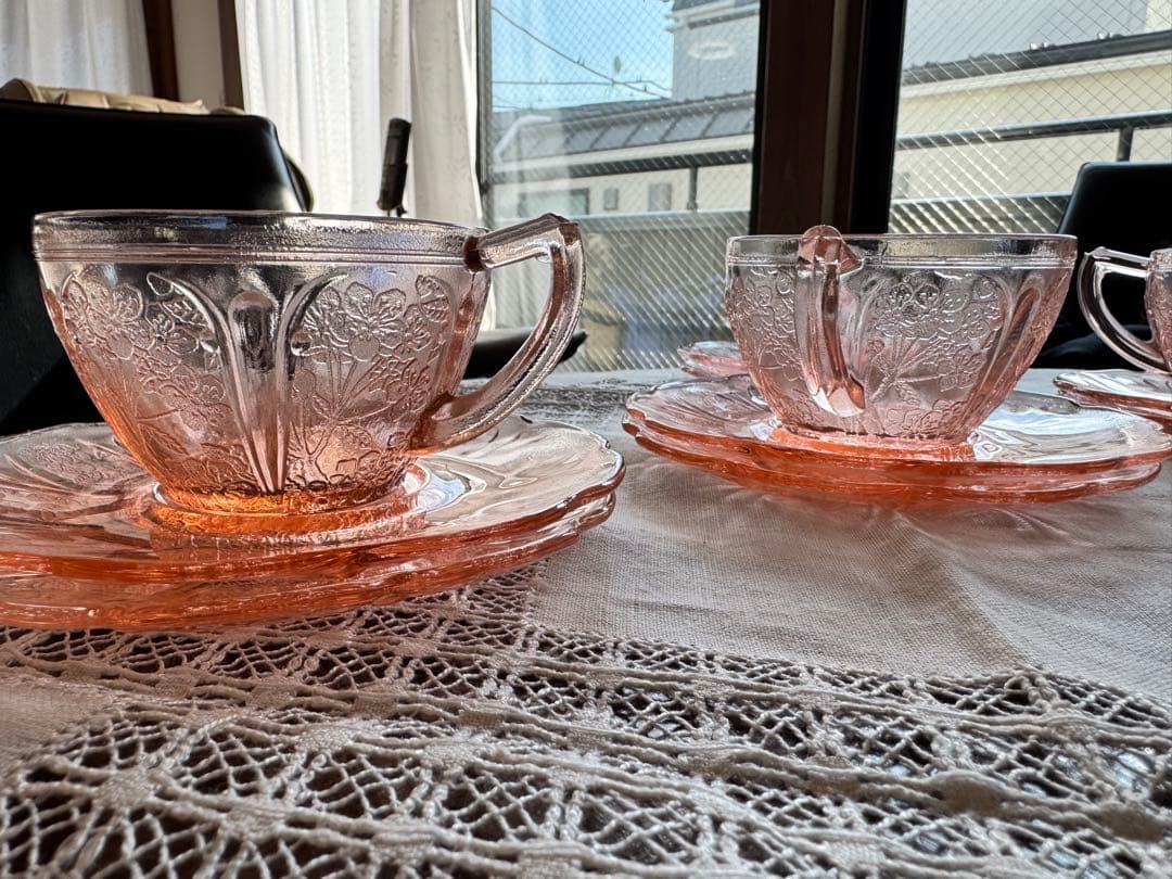 アメリカンデプレッショングラス、チェリーブロッサムカップ・ソーサー3客セット