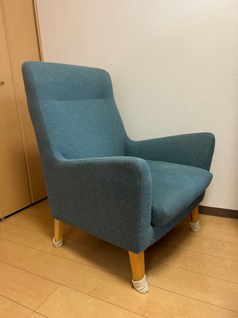 青いハイバックソファ