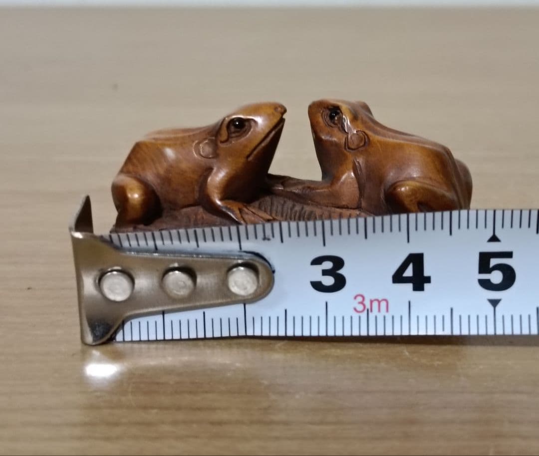 己山銘 木彫 草履に蛙一対根付　木箱付　根付　提物