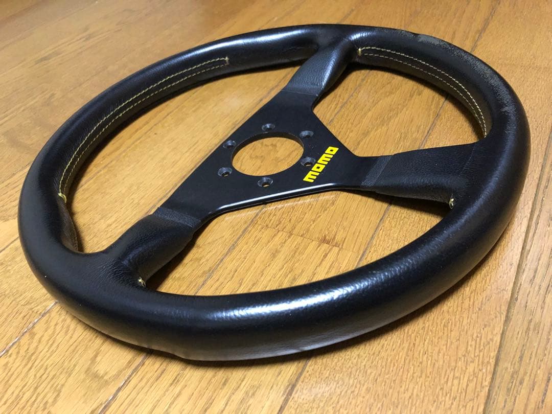 momo ヴェローチェ　ステアリング　35パイ　中古品