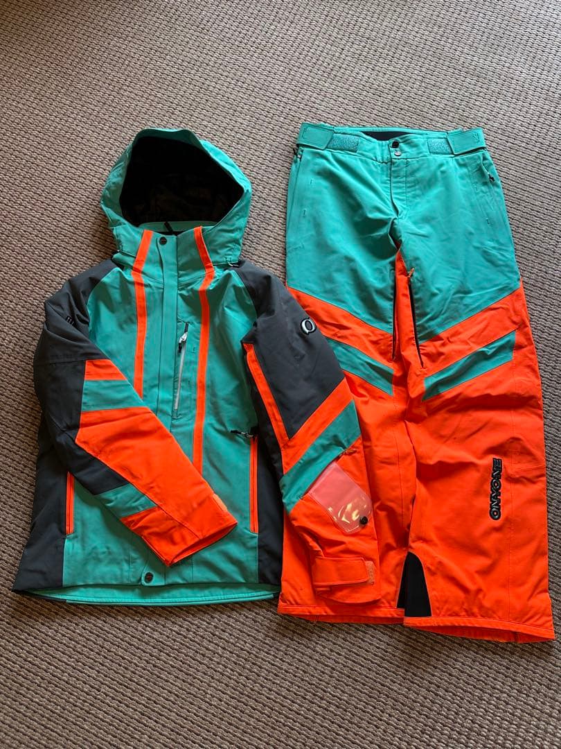 美品　オンヨネ ONYONE スキーウェア デモ DEMO サイズM