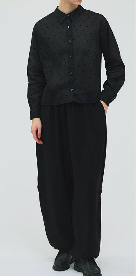 mizuiro ind フロッキードットプリントシャツ / ブラック