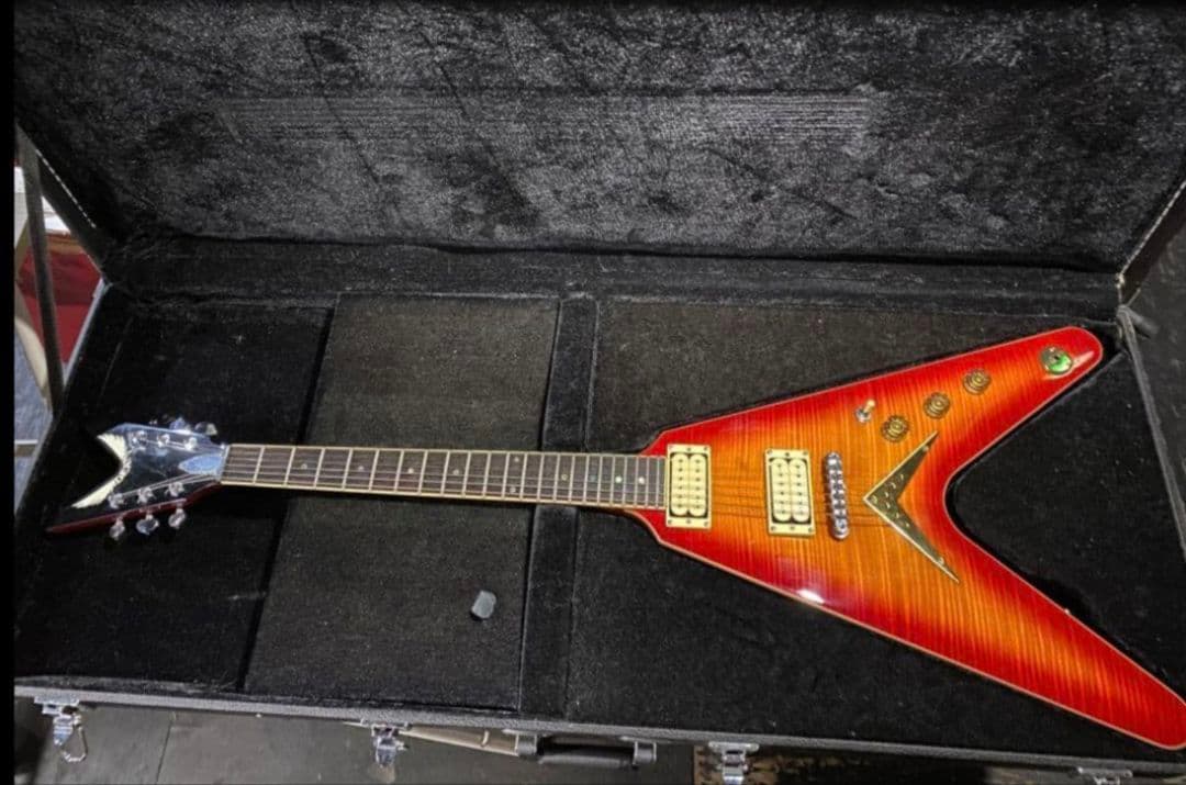 Dean V 35 35th Cherry Vシェイプ ケース付きエレキギター