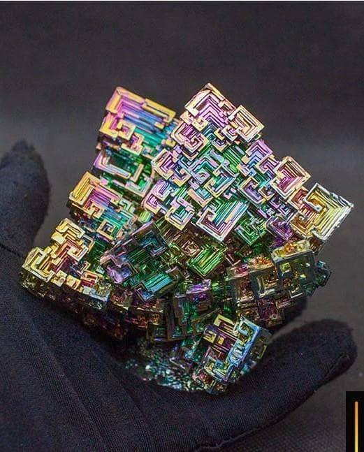 た*K様 神秘的な美しさを持つビスマス結晶 ケース付き【682g】