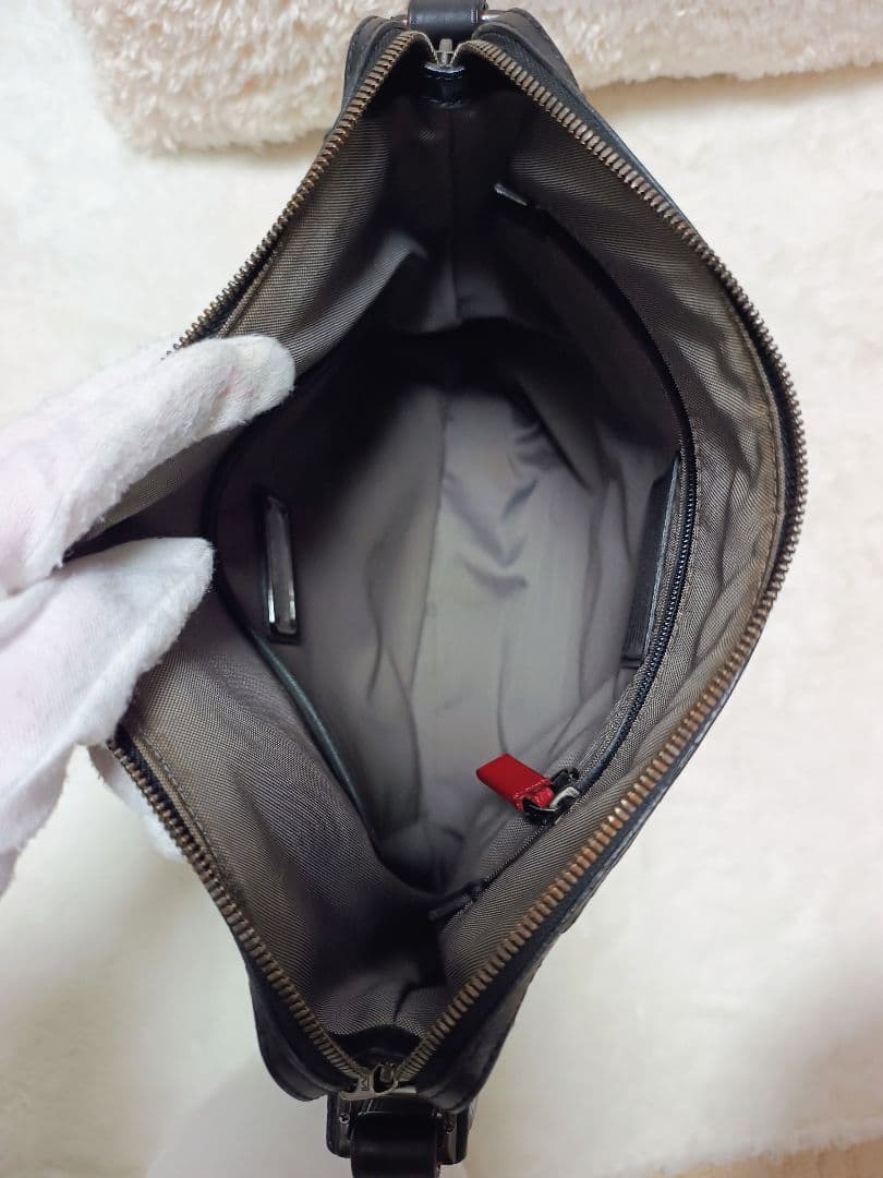 TUMI トゥミ ブラック レザーショルダーバッグ エンボス 型押し