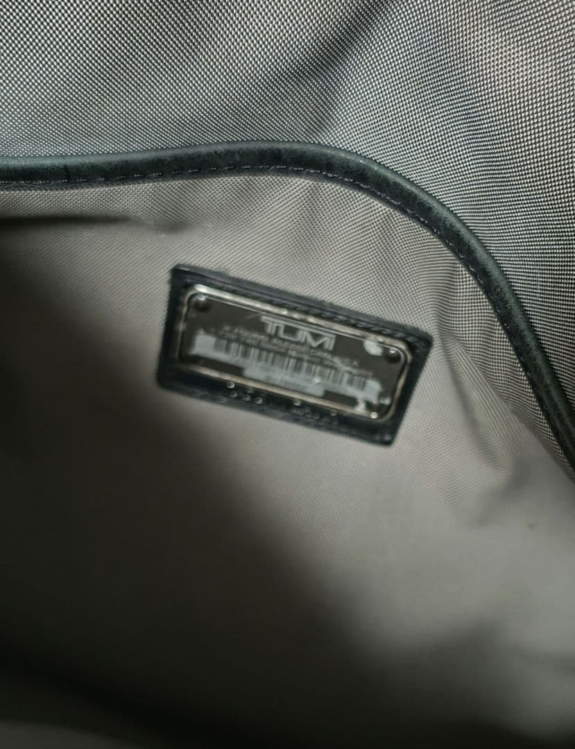 TUMI トゥミ ブラック レザーショルダーバッグ エンボス 型押し