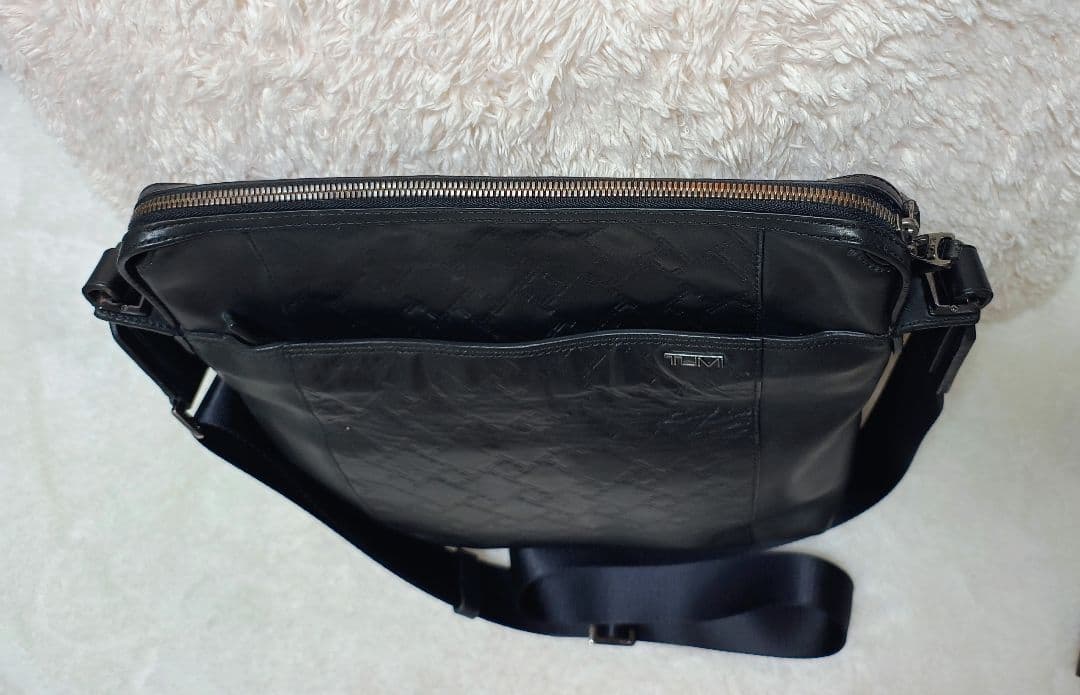 TUMI トゥミ ブラック レザーショルダーバッグ エンボス 型押し