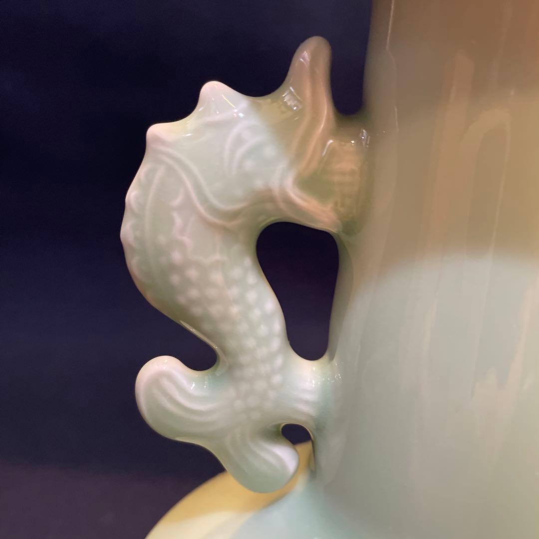 「平戸焼」青磁 【横石 嘉助】(作)の『鯱耳(シャチミミ)花瓶』共箱※美品　花入