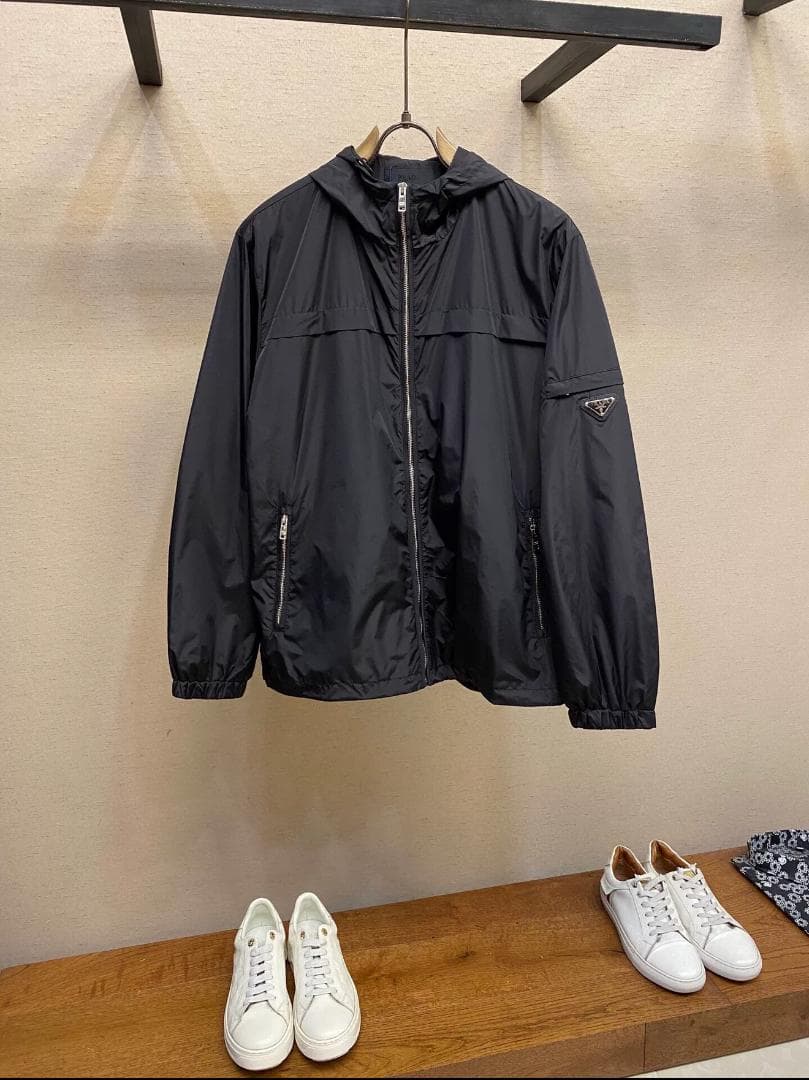 PRADA ブラック ナイロンジャケット フード付き