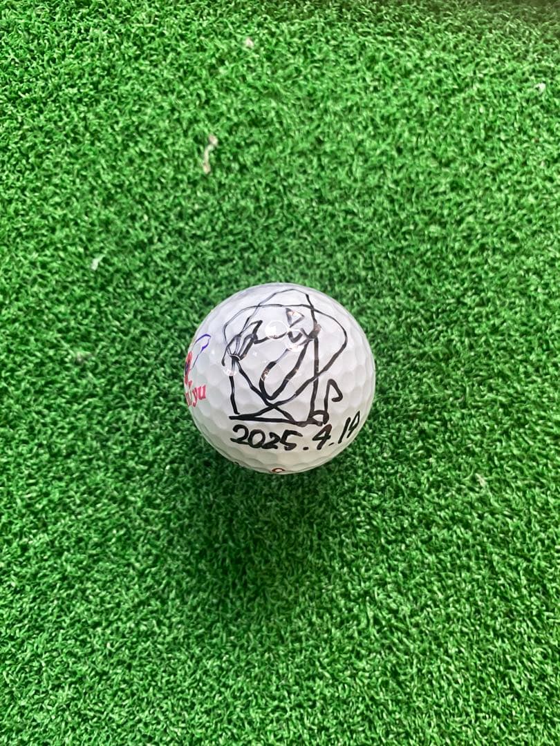 尾関彩美悠 プロのオンネーム入りサインボール