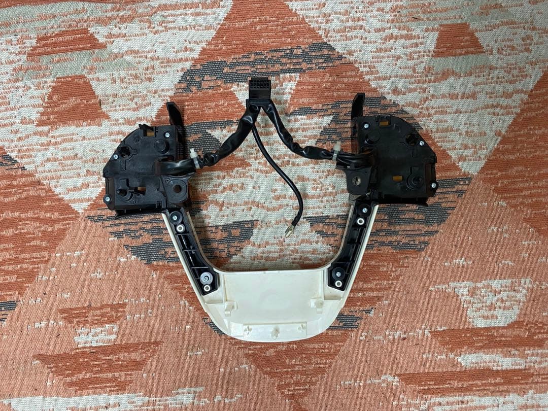 プリウス50系 ステアリングコントロールパネルとステアリングホーンパッド