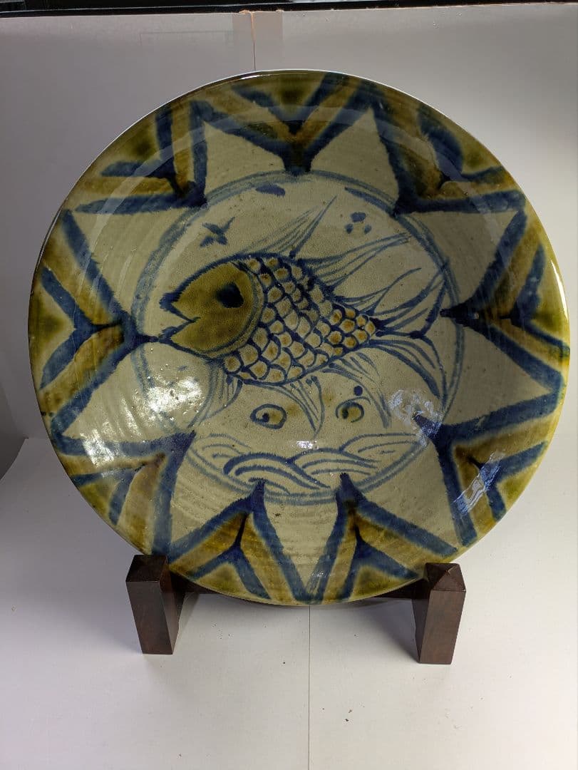 【真　作】沖縄壺屋焼、仁王窯、小橋川仁王作、『魚文飾鉢』、皿立付、箱無