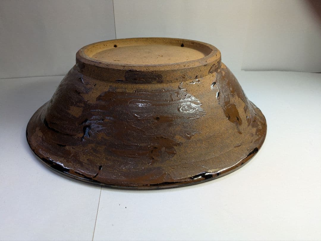 【真　作】沖縄壺屋焼、仁王窯、小橋川仁王作、『魚文飾鉢』、皿立付、箱無