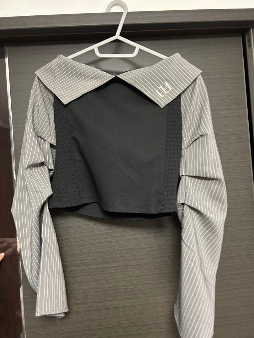 kiss the club オフショルダー 長袖シャツ