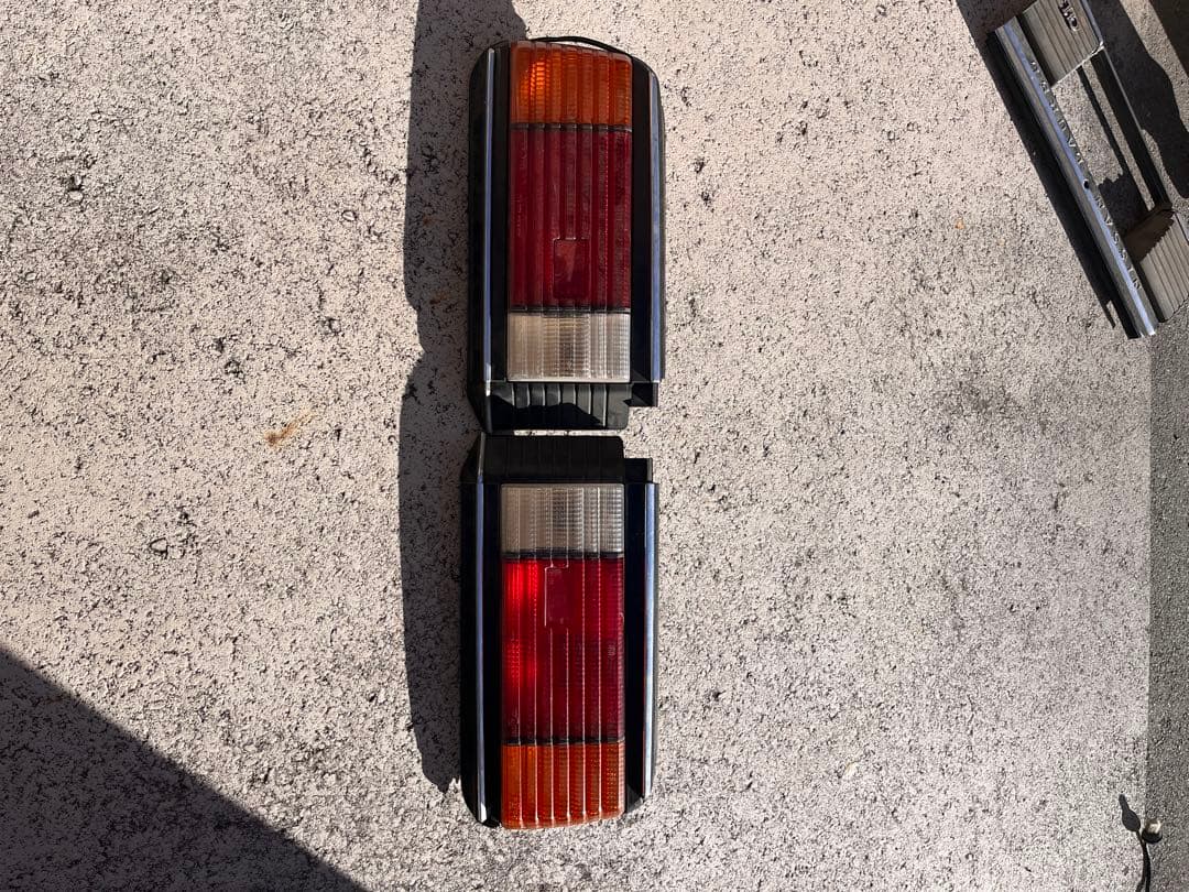 ローレル C 230 テールランプ　ナンバーフレームセット