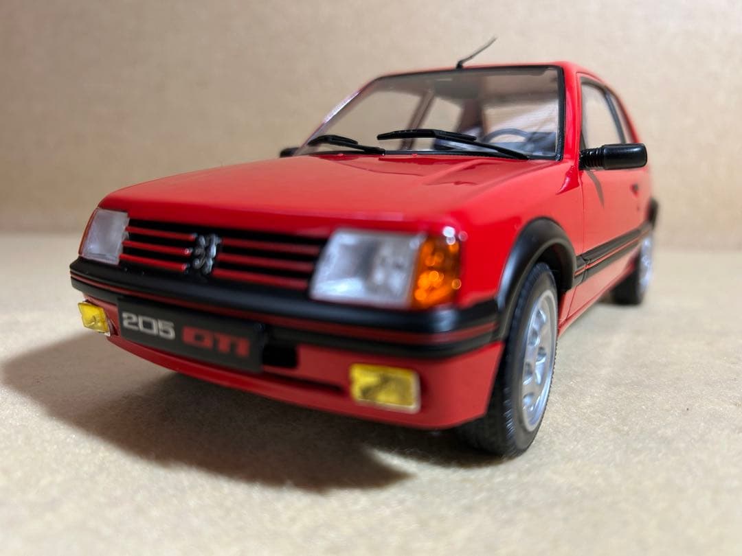【希少】1/18 プジョー 205（小さな訳あり）