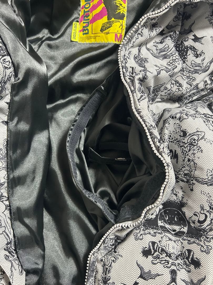 【美品】BURTON スノーボードウェア ダウンジャケット 総柄 y2k