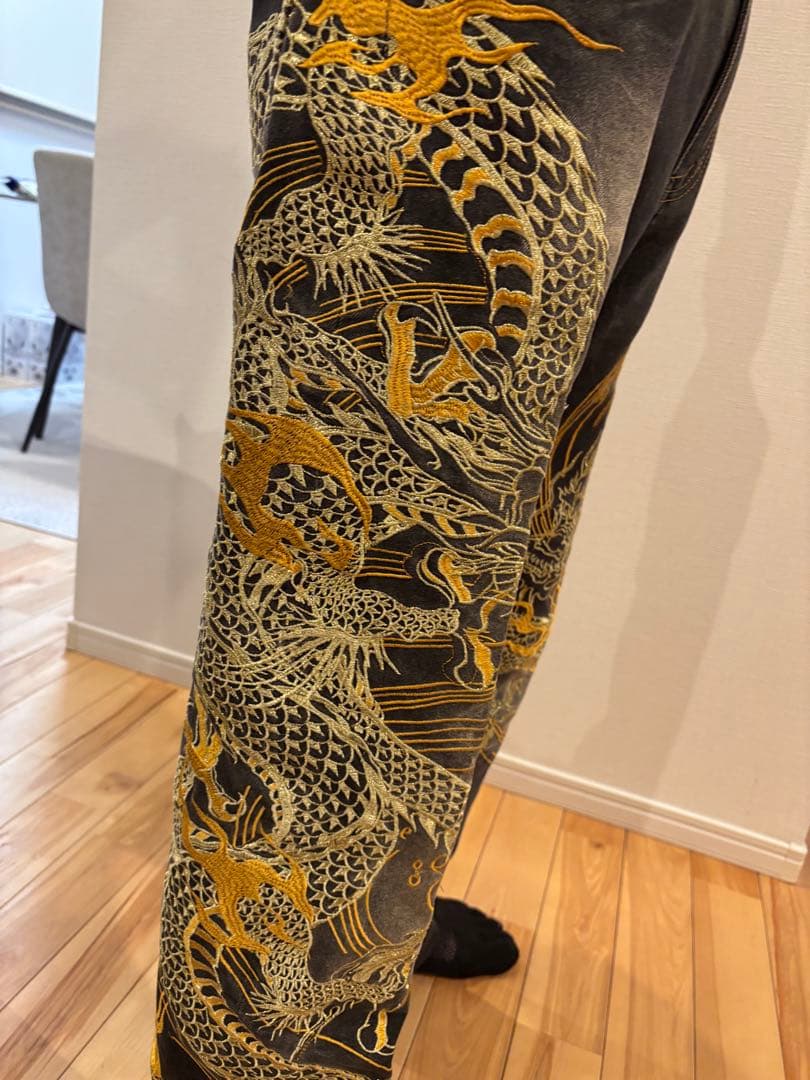 お値下げ　絡繰魂　金糸 刺繍ドラゴン刺繍 黒 ストレートパンツ