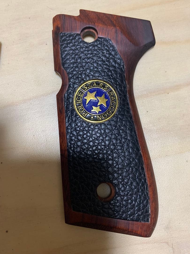 訳あり　新品ベレッタ m9用サムライエッジ木製、革グリップ