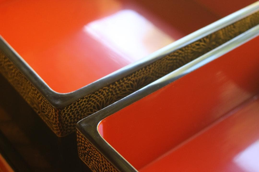 デッドストック！上質内朱黒漆に極上菊沈金の映える台付輪島塗二段重（検重箱お重