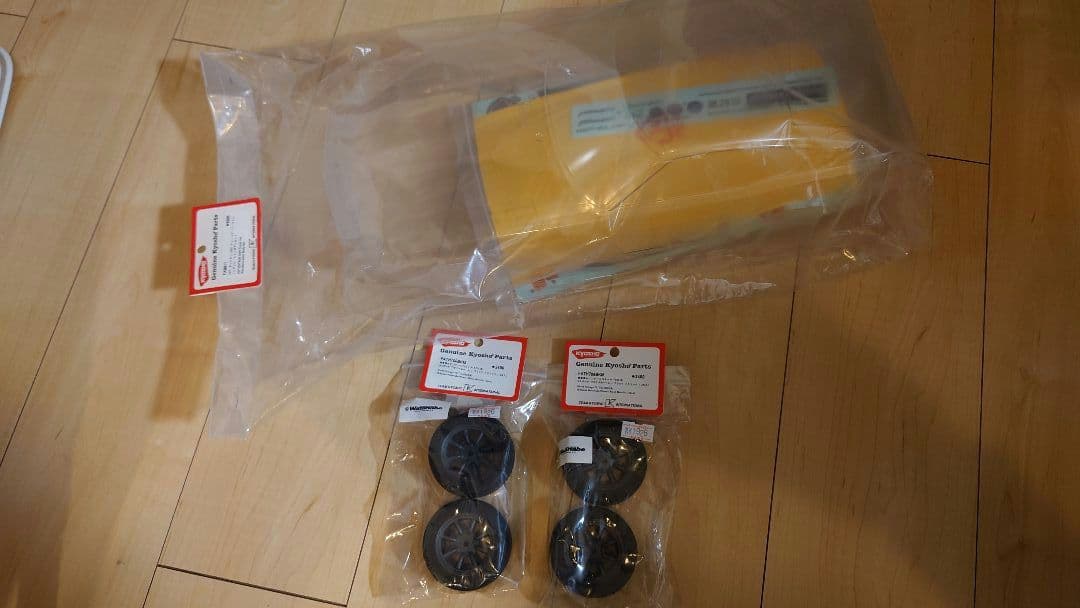 京商 フェーザー用 240Zのボディセットとホイールの未開封品