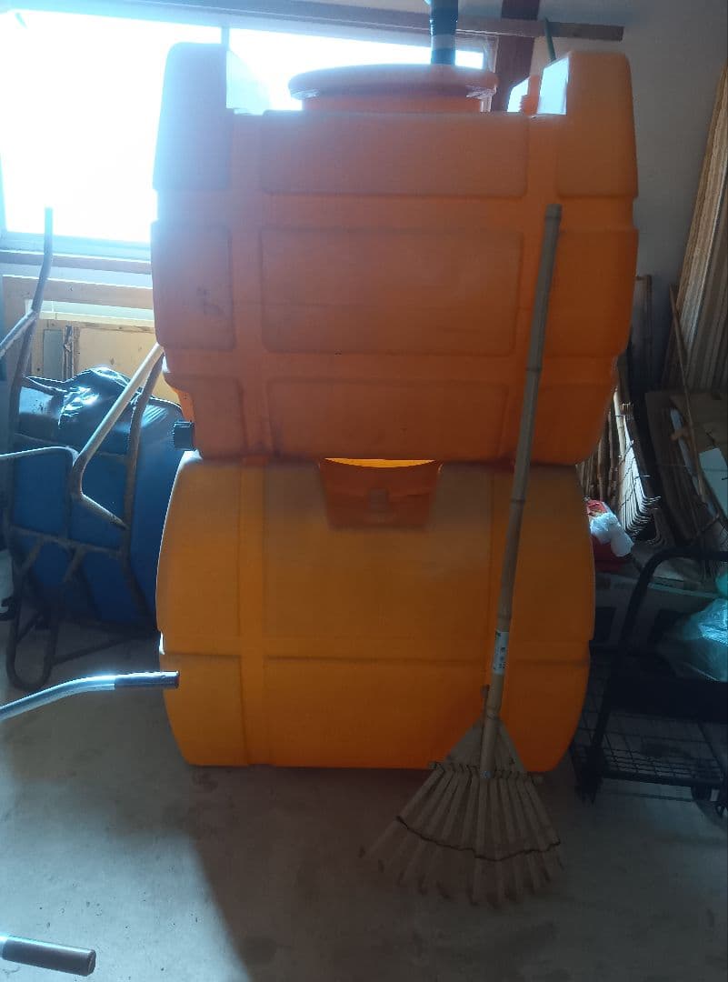 オレンジ色の非常用給水タンク