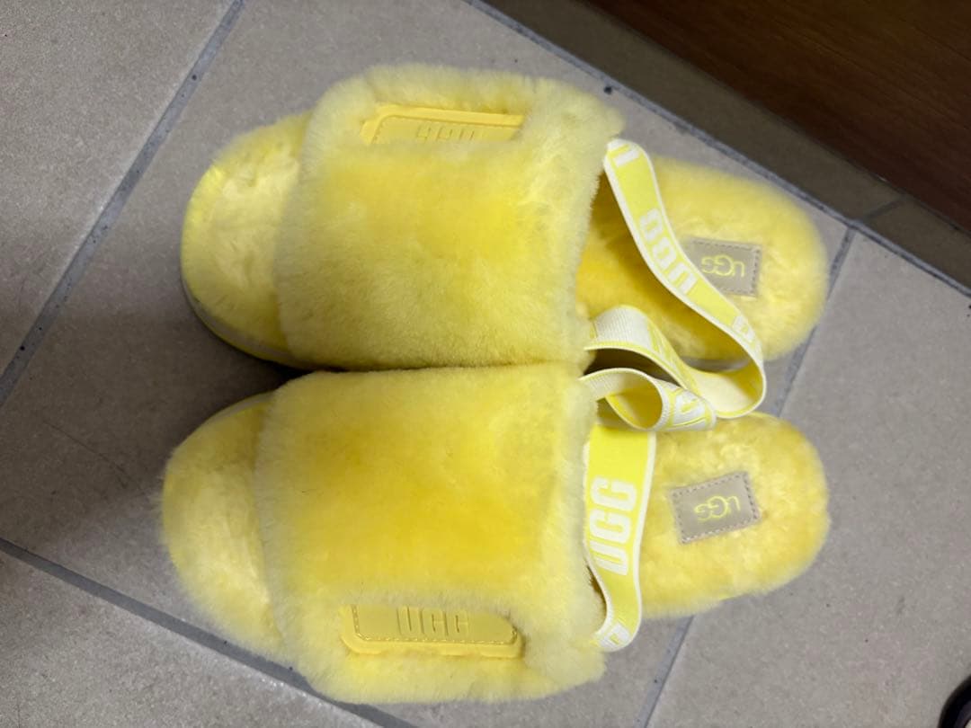 UGG イエロー ファーサンダル