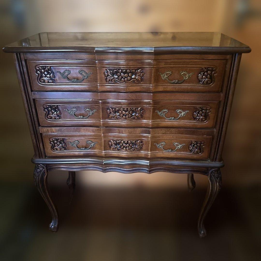 瞬間的❣️お値下げヴィンテージ　猫脚　装飾的な彫刻入り　木製チェスト