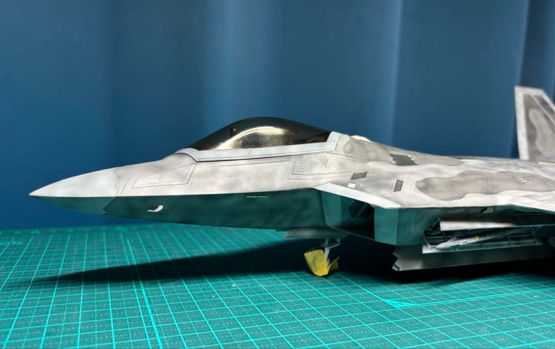 戦闘機　プラモデル　完成品　ハセガワ　1/48 F22 ラプター