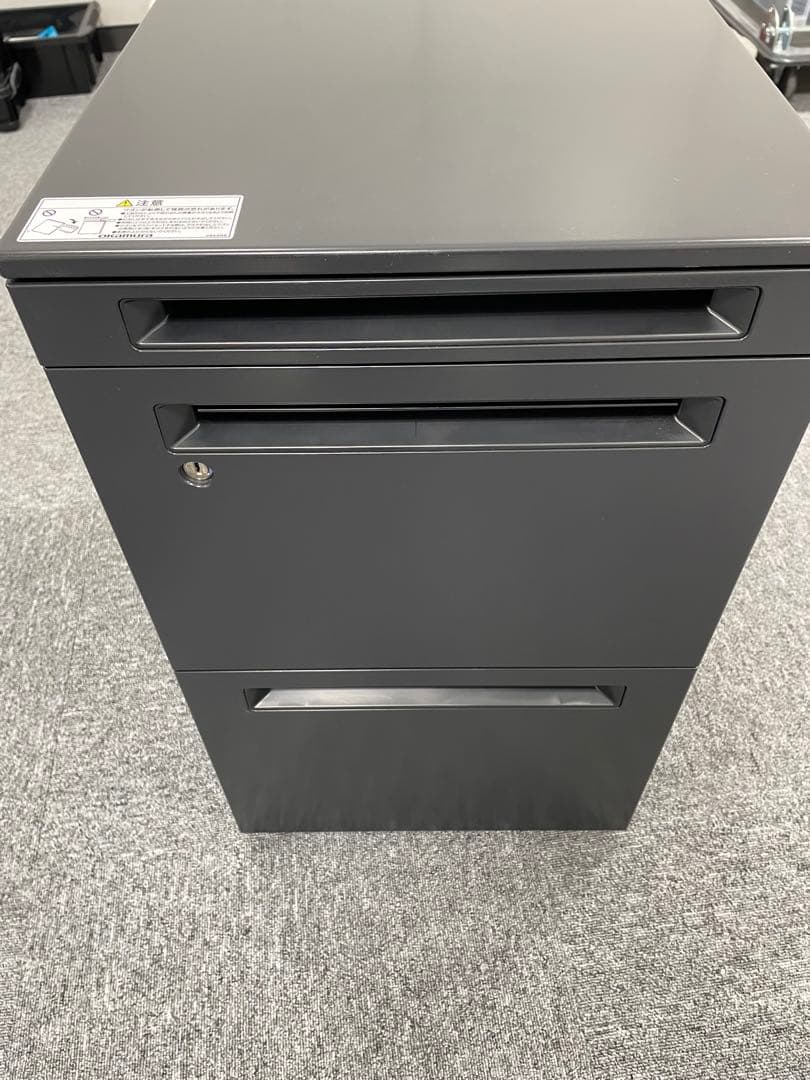 美品オカムラ　okamura 黒の収納キャビネット（ロック付き）　3段