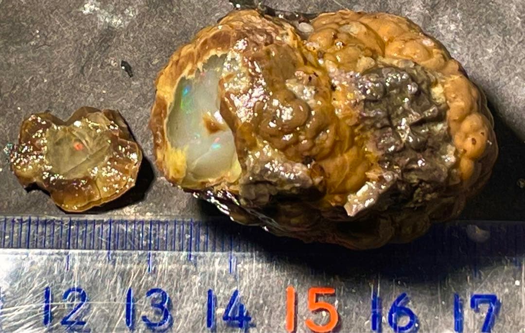 宝坂オパール　遊色セミブラックノジュール　原石　国産鉱物