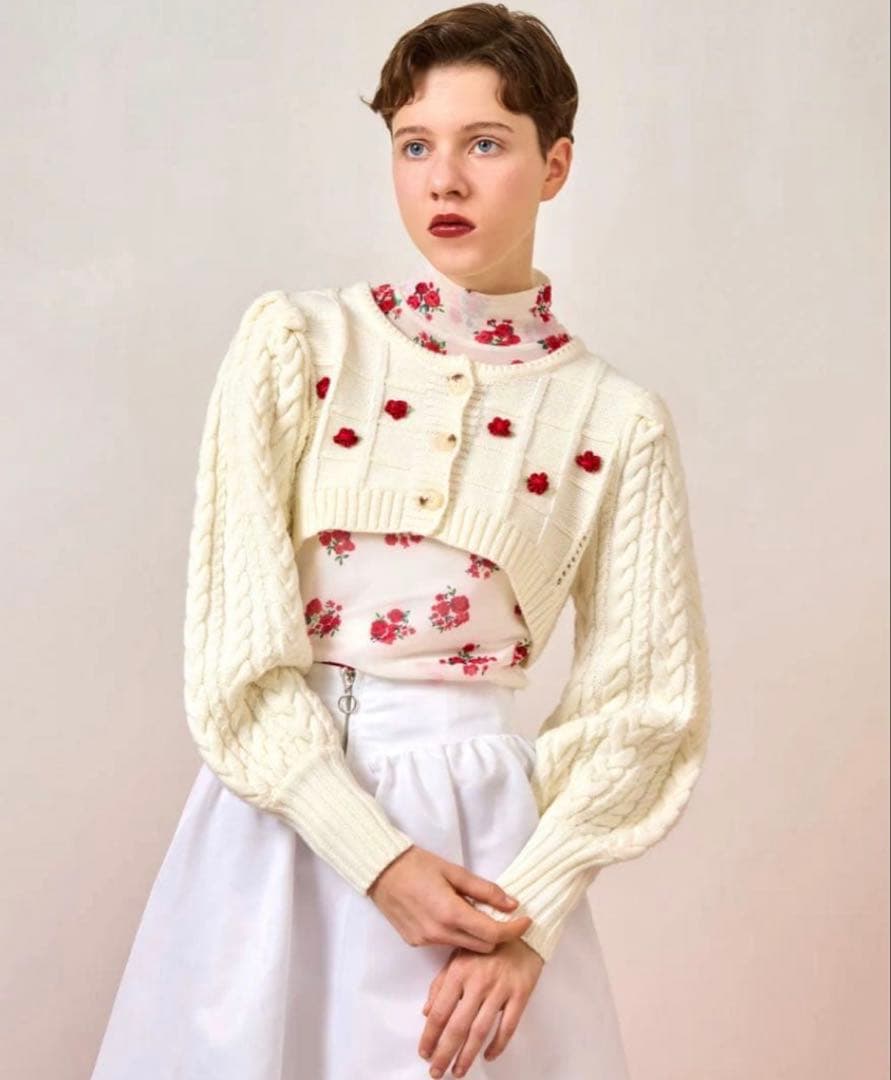 トップス POPPY RIBBON FLOWER CROPPED CARDIGAN