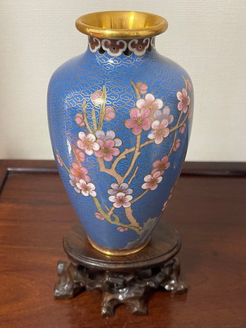 中国美術 梅蝶柄 七宝 花瓶 一对。七宝焼 壶1個台付き。一輪挿し一個おまけ付き