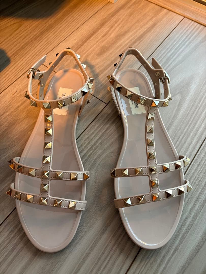 VALENTINO（ヴァレンティノ）ロックスタッズ フラットサンダル