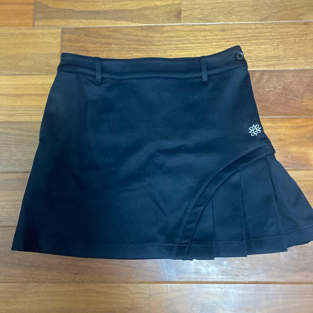 セントアンドリュース黒のプリーツスカート 花のロゴ付き