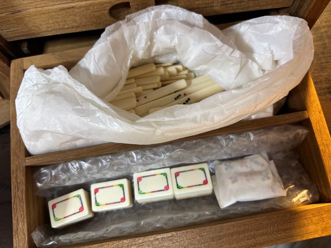 ※遼K※アイボリー色竹背麻雀牌セット 唐木箱入り5段引き出し