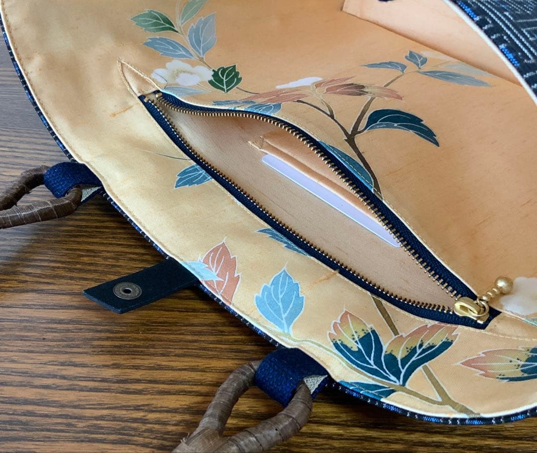 大島紬　秋名バラ青入り12玉　胡桃皮ハンドルバッグ　裏地お花柄の紬