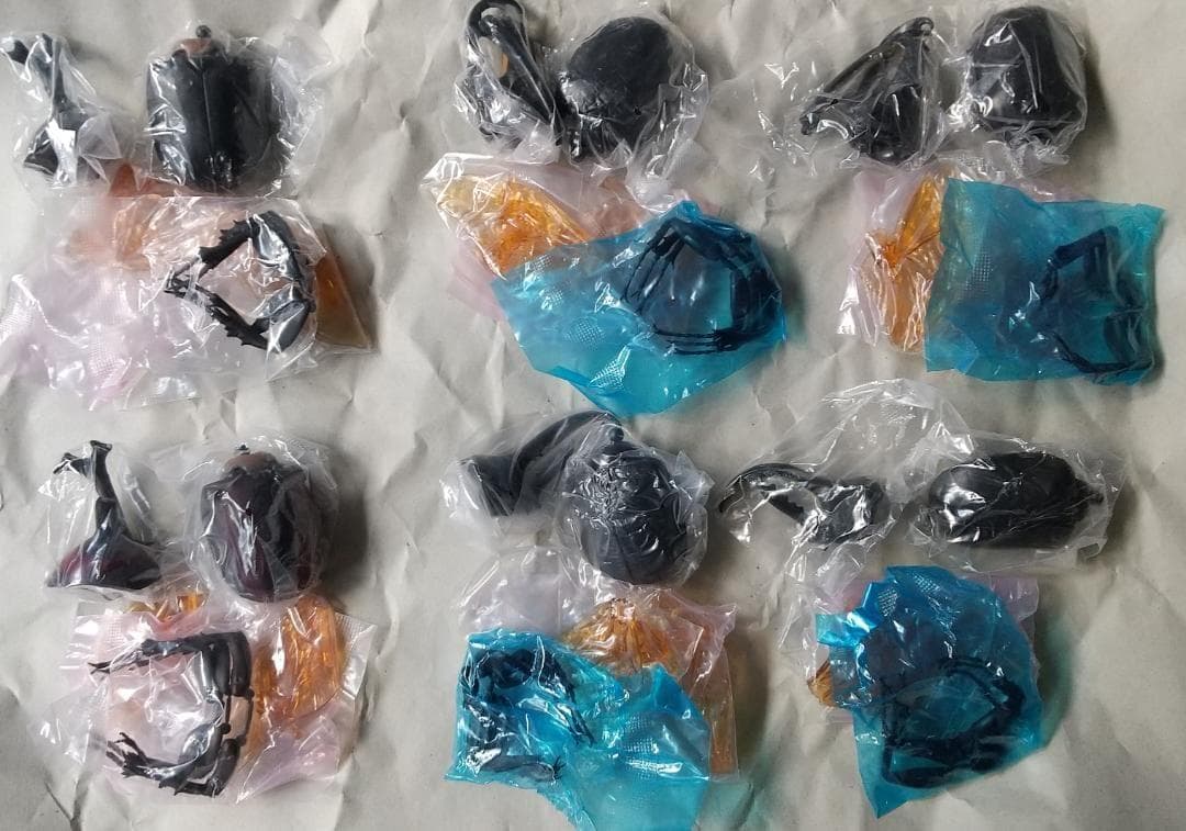 ガシャポン　いきもの大図鑑　かぶとむし ミツオビアルマジロ　セット