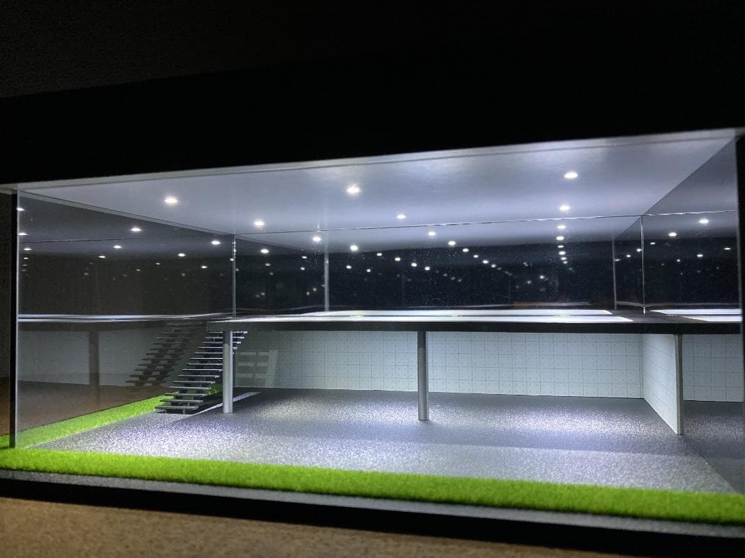 ミニカー用ジオラマ：1/64 ショールームⅢ（鏡面ブラック）／吹き抜けタイプ