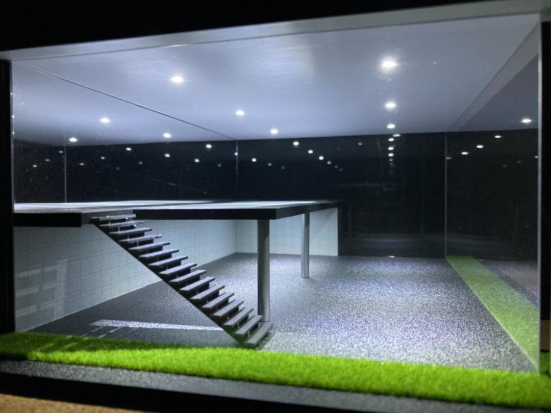 ミニカー用ジオラマ：1/64 ショールームⅢ（鏡面ブラック）／吹き抜けタイプ